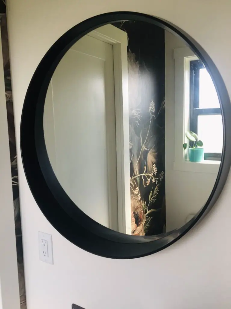 wallpaper in mirror photo